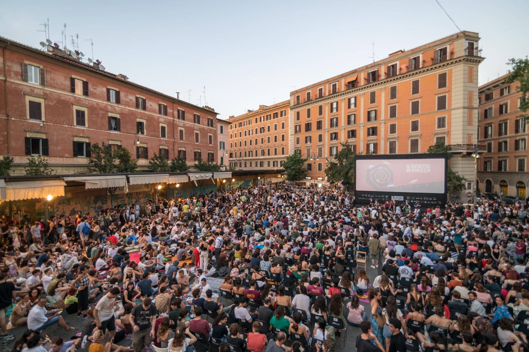 Cinema all'aperto con vista su Roma